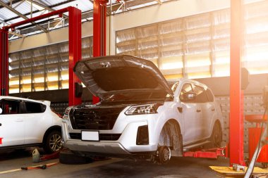 Araba tamiri ve bakım hizmetleri otomotiv endüstrisi için tasarlandı. Garajımızda ustalık ve güvenilir hizmet..