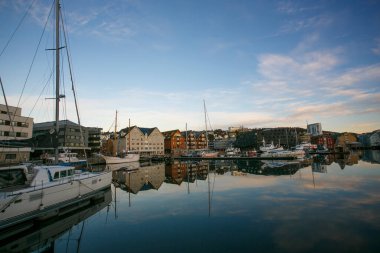 Norveç 'in kuzeyindeki en güzel yerlerden biri olan Lofoten adalarındaki en büyük kasaba.