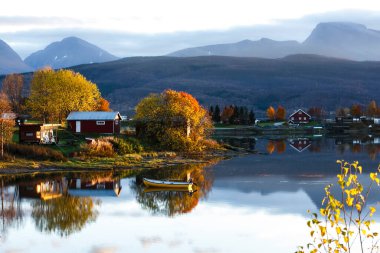 Mestervik ya da Meistervik üzerinde Sonbahar Günbatımı Norveç 'in Troms og Finnmark ilçesine bağlı Balsfjord Belediyesine bağlı bir köydür.. 