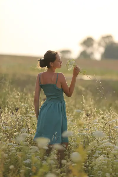 Blondes Slawisches Ukrainisches Mädchen Einem Weizenfeld Bei Sonnenuntergang Frische Luft — Stockfoto