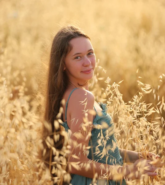 Blond Slavisch Oekraïens Meisje Een Tarweveld Bij Zonsondergang Frisse Lucht — Stockfoto