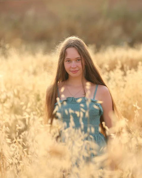 Заході Сонця Блондинка Українка Пшеничному Полі Свіже Повітря Концепція Середовища — стокове фото
