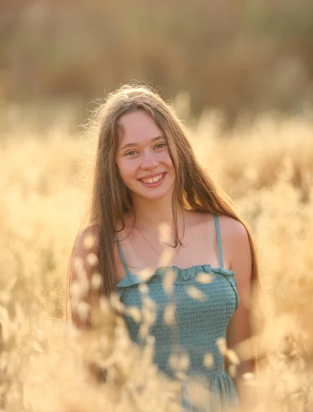 Blond Slavisk Ukrainsk Flicka Ett Vetefält Vid Solnedgången Frisk Luft — Stockfoto