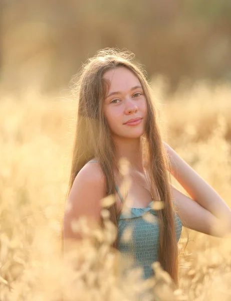Blond Slavisch Oekraïens Meisje Een Tarweveld Bij Zonsondergang Frisse Lucht — Stockfoto