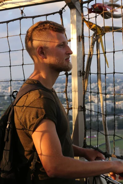 イスラエルのテルアビブにあるヘイアコン公園の熱気球で遠くを見る男 — ストック写真