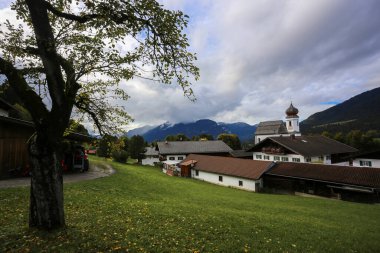 Garmisch Partenkirchen, Almanya yakınlarındaki etkileyici dağ manzarası üzerine pitoresk kilise köyü Wamberg