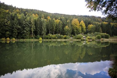 Almanya, Garmisch Partenkirchen yakınlarındaki Riessersee Gölü. Sonbahar