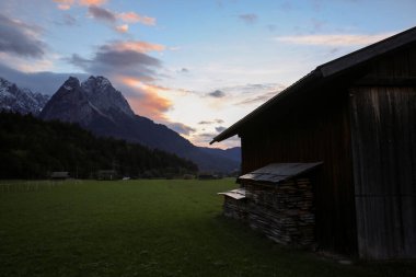 Garmisch Partenkirchen Mahallesi. Gün batımında Zugspitze manzarası