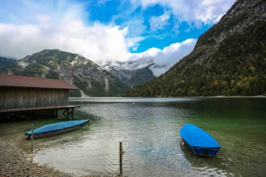 Plansee Gölü 'ne, turkuaz suyla birlikte, sessizlik içinde düş.