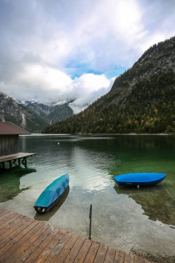 Plansee Gölü 'ne, turkuaz suyla birlikte, sessizlik içinde düş.