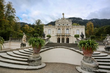 Linderhof Sarayı 'nda park manzarası. Bavyera, Almanya