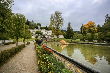 Linderhof Sarayı 'nda park manzarası. Bavyera, Almanya