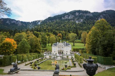 Linderhof Sarayı 'nda park manzarası. Bavyera, Almanya