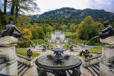 Linderhof Sarayı 'nda park manzarası. Bavyera, Almanya