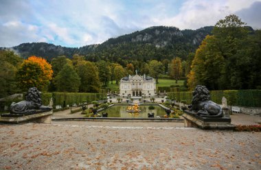 Linderhof Sarayı 'nda park manzarası. Bavyera, Almanya