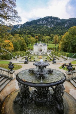 Linderhof Sarayı 'nda park manzarası. Bavyera, Almanya