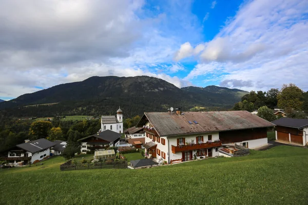 德国Garmisch Partenkirchen附近令人印象深刻的山景上美丽的Wamberg教堂村 — 图库照片