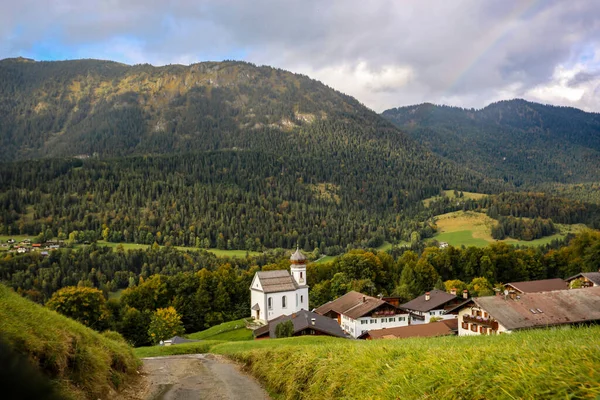 Γραφικό Χωριό Wamberg Εκκλησία Στο Εντυπωσιακό Ορεινό Τοπίο Κοντά Garmisch — Φωτογραφία Αρχείου