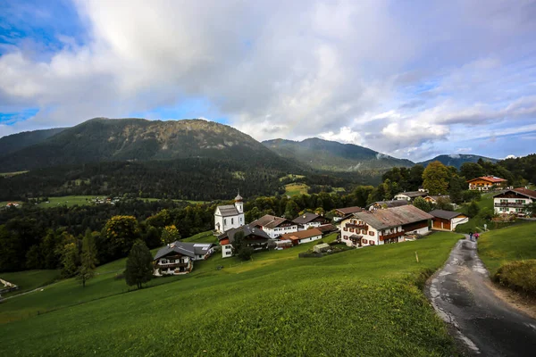 Pitoresca Aldeia Igreja Wamberg Impressionante Paisagem Montanhosa Perto Garmisch Partenkirchen — Fotografia de Stock