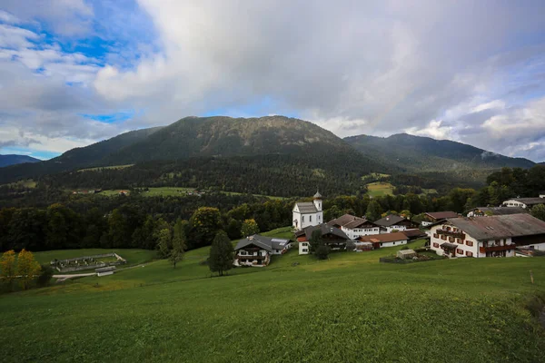 Pitoresca Aldeia Igreja Wamberg Impressionante Paisagem Montanhosa Perto Garmisch Partenkirchen — Fotografia de Stock