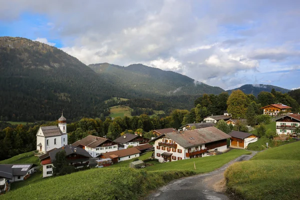 Église Pittoresque Village Wamberg Sur Paysage Montagne Impressionnant Près Garmisch — Photo