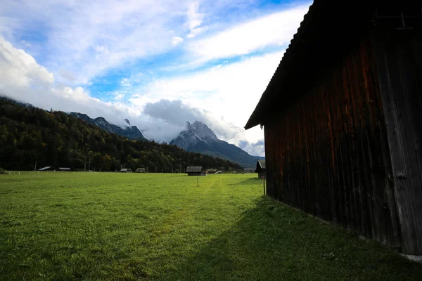 Γειτονιά Του Garmisch Partenkirchen Άποψη Του Zugspitze — Φωτογραφία Αρχείου