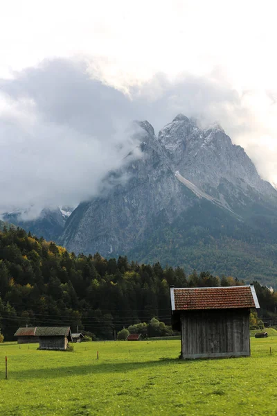 Γειτονιά Του Garmisch Partenkirchen Άποψη Του Zugspitze — Φωτογραφία Αρχείου