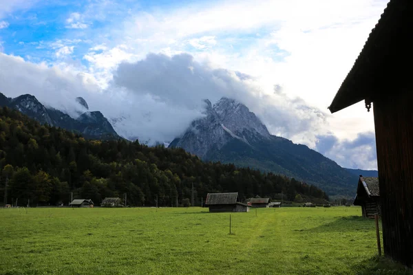 Garmisch Partenkirchen Mahallesi Zugspitze Görünümü — Stok fotoğraf
