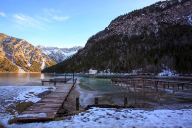 Kışın Plansee Gölü, Tyrol, Avusturya 