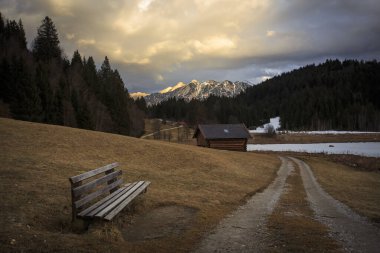 Geroldsee Gölü 'ne kış yürüyüşü Gün batımı, Bayern, Almanya
