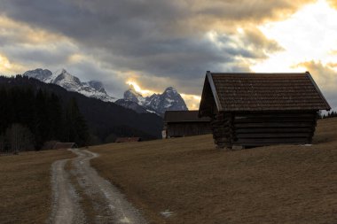 Geroldsee Gölü 'ne kış yürüyüşü Gün batımı, Bayern, Almanya