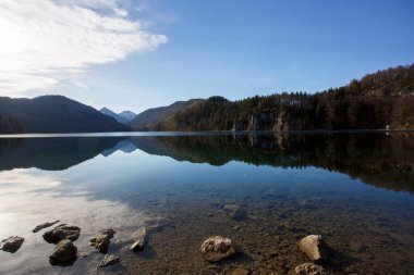 Kışın Neuschwanstein Castley yakınlarında Alpsee, Bayern, Almanya