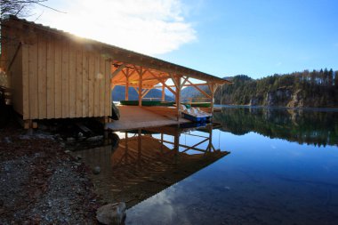 Alp Gölü 'nde Gün batımını izleyen kişi