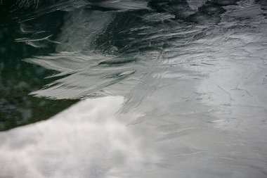 Plansee gölünde buz, Tyrol, Avusturya. Drone fotoğrafı