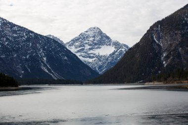 Kışın Plansee Gölü, Tyrol, Avusturya 