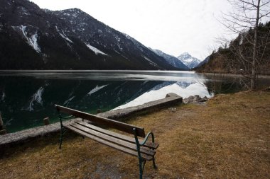 Kışın Plansee Gölü, Tyrol, Avusturya 