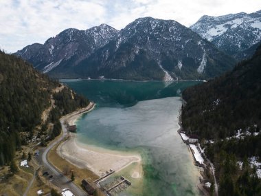 Kışın Plansee Gölü, Tyrol, Avusturya 
