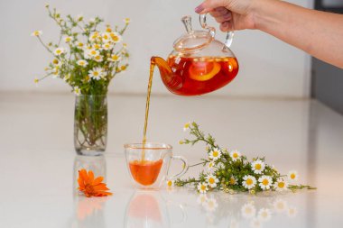 Sağlıklı, tedavi edici ve lezzetli papatya çiçeği aromalı çiçek çayı.