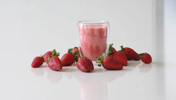 Smoothie Morango Com Morangos Frescos Base Iogurte — Fotografia de Stock