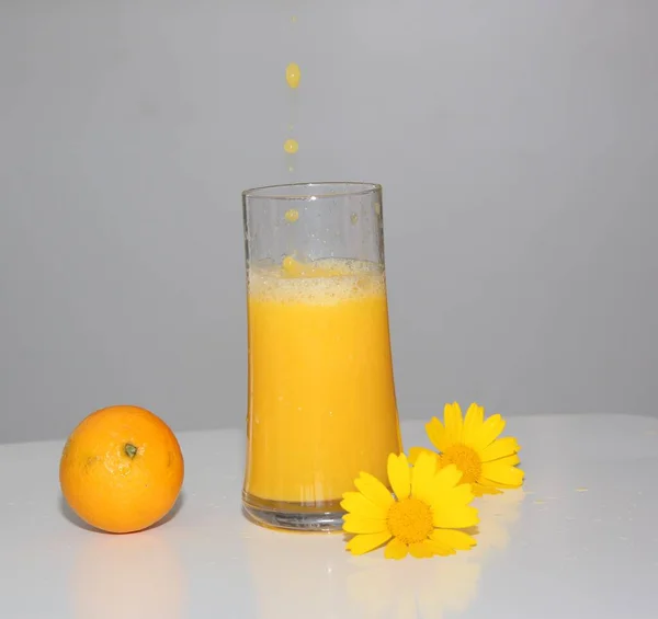 新鮮なオレンジジュースをグラスに入れて — ストック写真