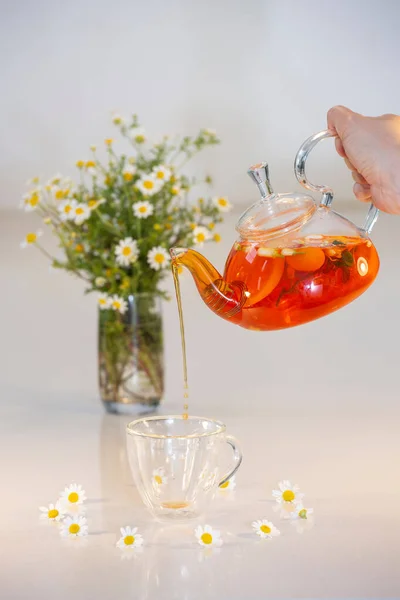 Sağlıklı Tedavi Edici Lezzetli Papatya Çiçeği Aromalı Çiçek Çayı — Stok fotoğraf