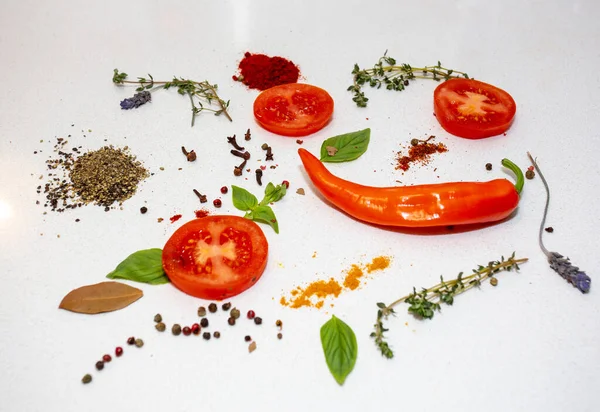 Pieprz Pierścienie Pomidorowe Tymianek Bazylia Lawenda Papryka Kurkuma Inne Przyprawy — Zdjęcie stockowe