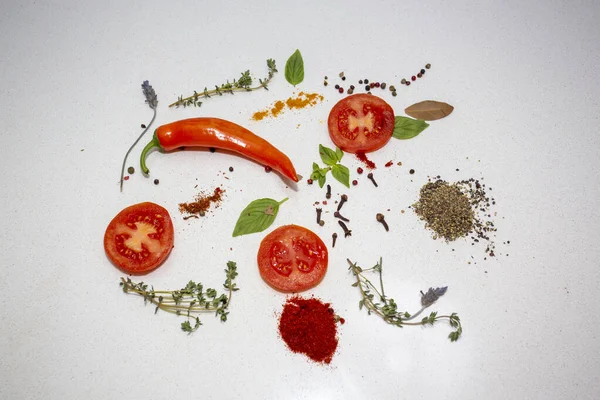 Pieprz Pierścienie Pomidorowe Tymianek Bazylia Lawenda Papryka Kurkuma Inne Przyprawy — Zdjęcie stockowe