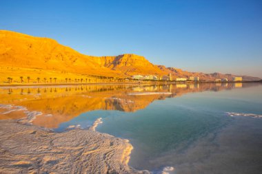 Ölü Deniz, İsrail, tuzlu sahil, Ein Bokek bölgesindeki Oteller ve Spa merkezleri. Sedef Hastalığı üzerine iklim terapisi