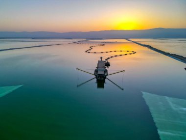 Ölü Deniz, İsrail, tuzlu sahil, Ein Bokek bölgesindeki oteller ve kaplıca merkezlerinin insansız hava aracı fotoğrafı. Sedef Hastalığı üzerine iklim terapisi