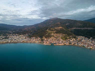 Yunanistan 'ın Mora kentindeki Sahil Kenti ve Marina Havacılık Manzarası