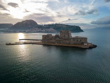 Yunanistan 'ın Mora kentindeki Sahil Kenti ve Marina Havacılık Manzarası