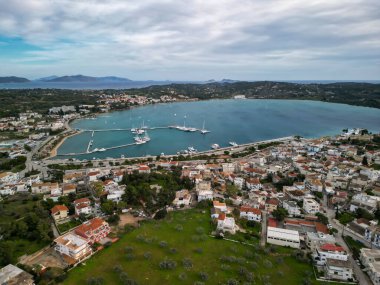 Yunanistan 'ın Mora kentindeki Sahil Kenti ve Marina Havacılık Manzarası
