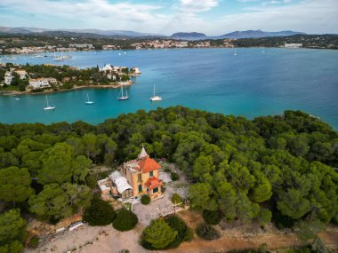 Yunanistan 'ın Mora kentindeki Sahil Kenti ve Marina Havacılık Manzarası