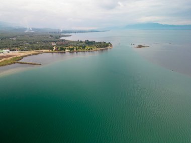 Orta Yunanistan 'da Kıyı Gölü ve Zeytin Ağaçlı Yarımadanın Havadan Görünümü